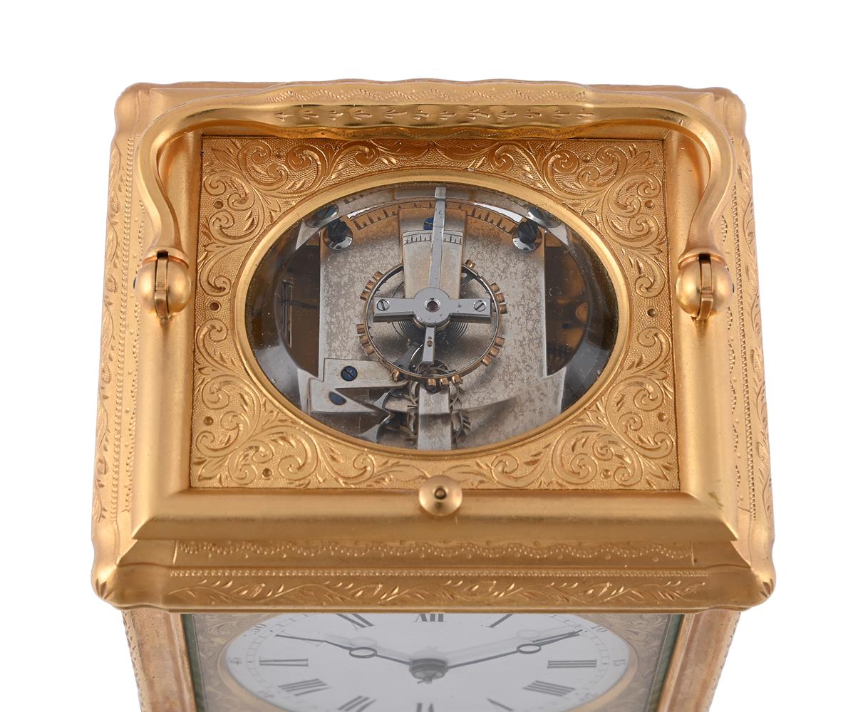 A FINE ENGRAVED GILT BRASS GORGE CASED GRANDE SONNERIE ALARM CARRIAGE CLOCK WITH CALENDAR - Image 3 of 4