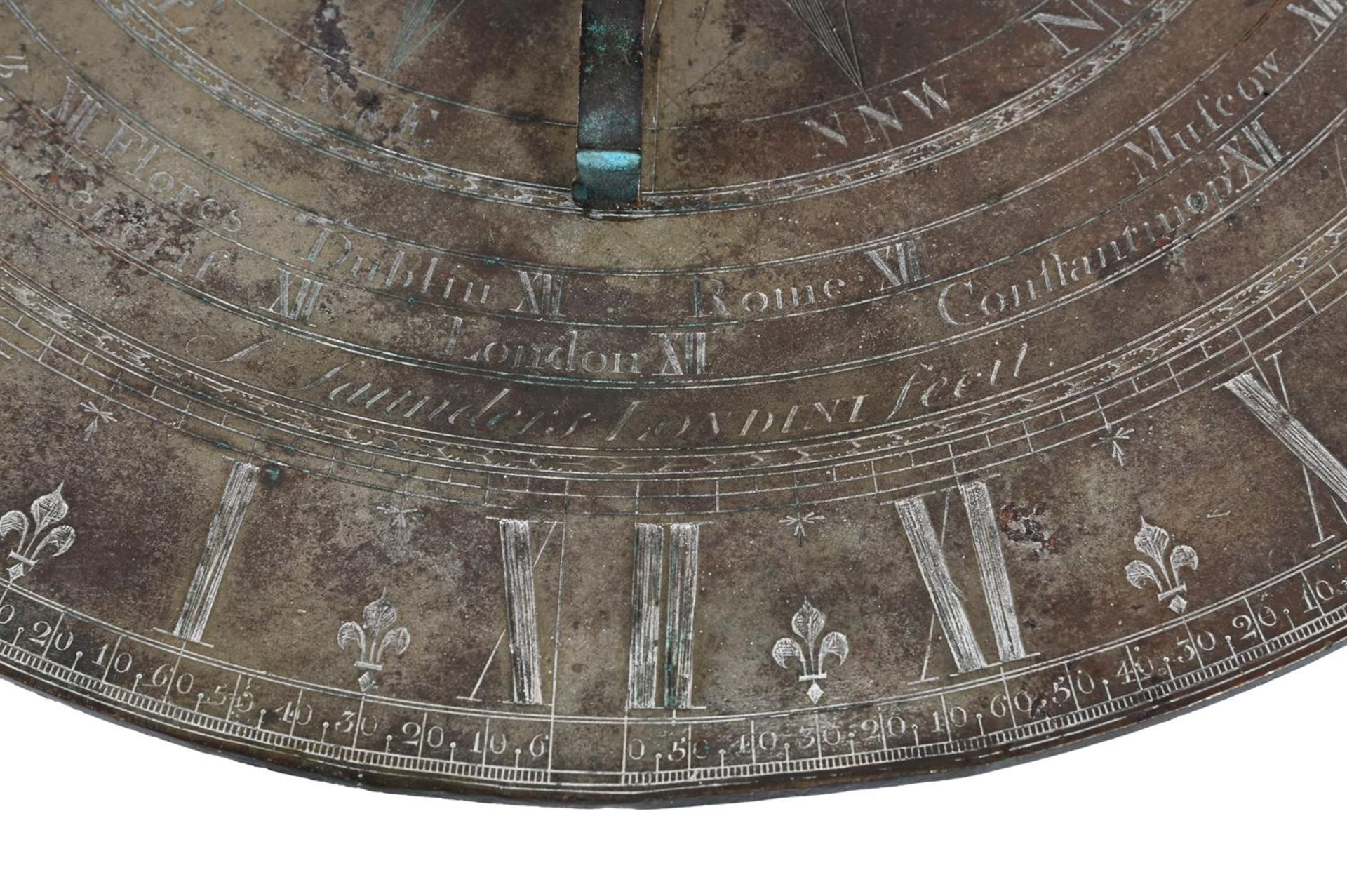 A FINE GEORGE III ENGRAVED PATINATED BRASS GARDEN SUNDIAL - Image 3 of 3