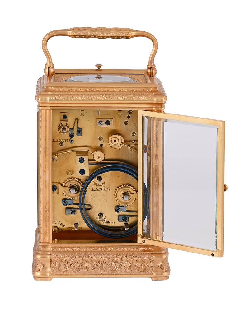 A FINE ENGRAVED GILT BRASS GORGE CASED GRANDE SONNERIE ALARM CARRIAGE CLOCK WITH CALENDAR - Image 2 of 4