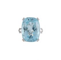 AN AQUAMARINE AND DIAMOND DRESS RING