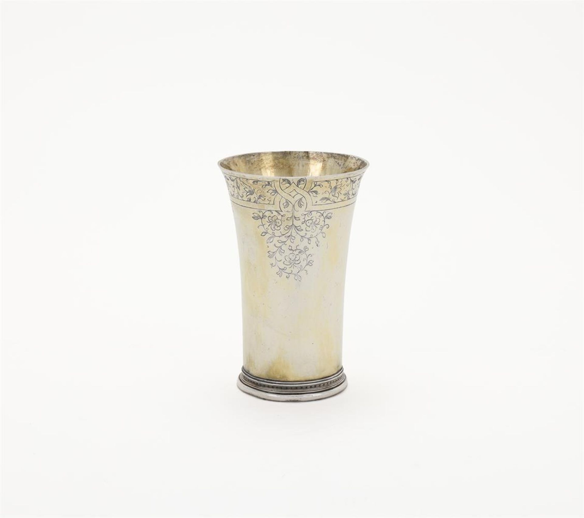 A LATE 17TH CENTURY SILVER GILT BEAKER - Image 2 of 3