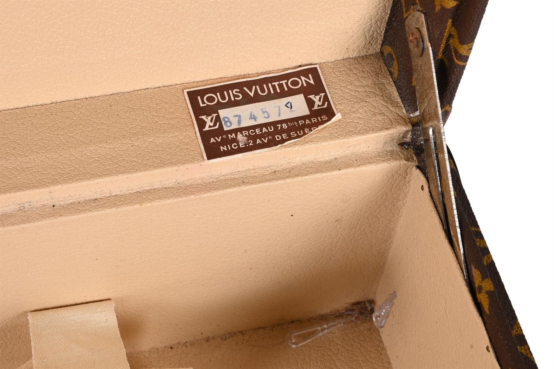 LOUIS VUITTON, A MONOGRAMMED COATED CANVAS HARD SUITCASE - Bild 3 aus 3