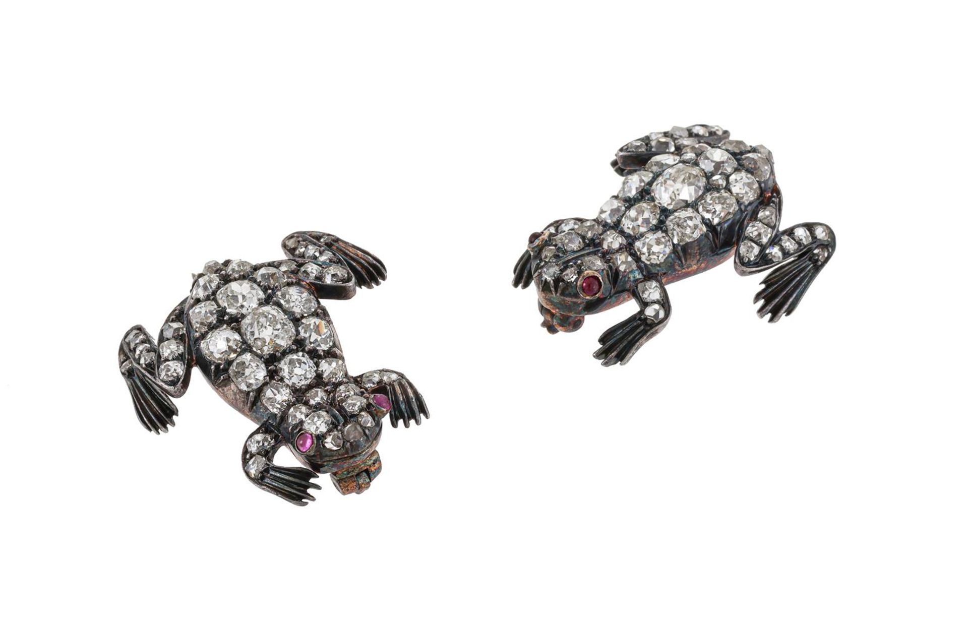 A PAIR OF DIAMOND FROG BROOCHES - Image 2 of 3