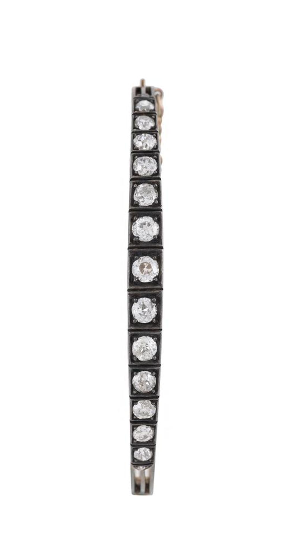 AN EARLY 20TH CENTURY DIAMOND HINGED BANGLE