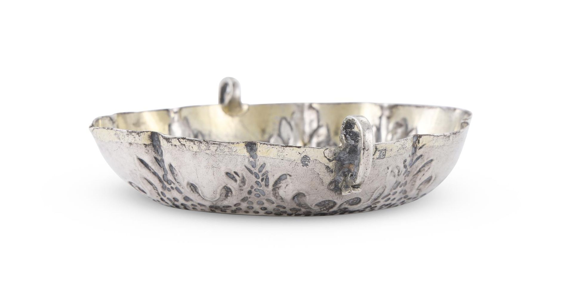 A GERMAN 17TH CENTURY SILVER GILT SHAPED OVAL BRANDY BOWL - Image 4 of 4