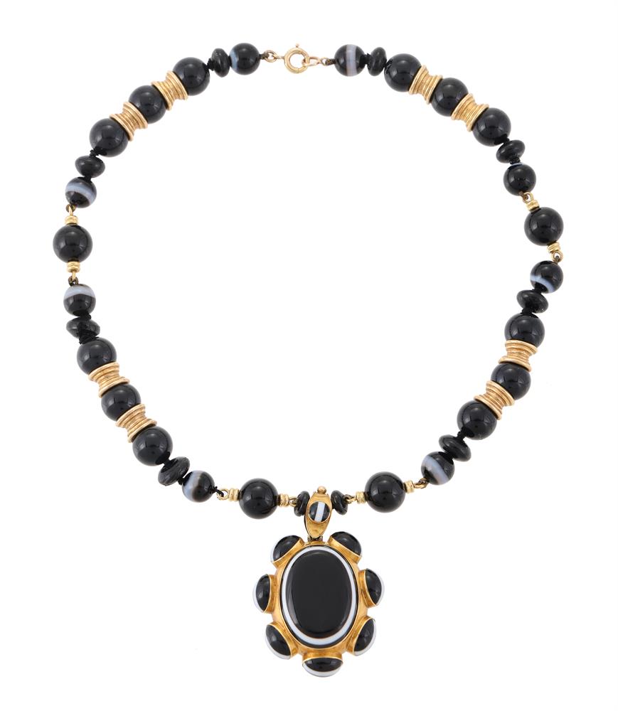 A BANDED AGATE AND ONYX NECKLACE AND LOCKET PENDANT