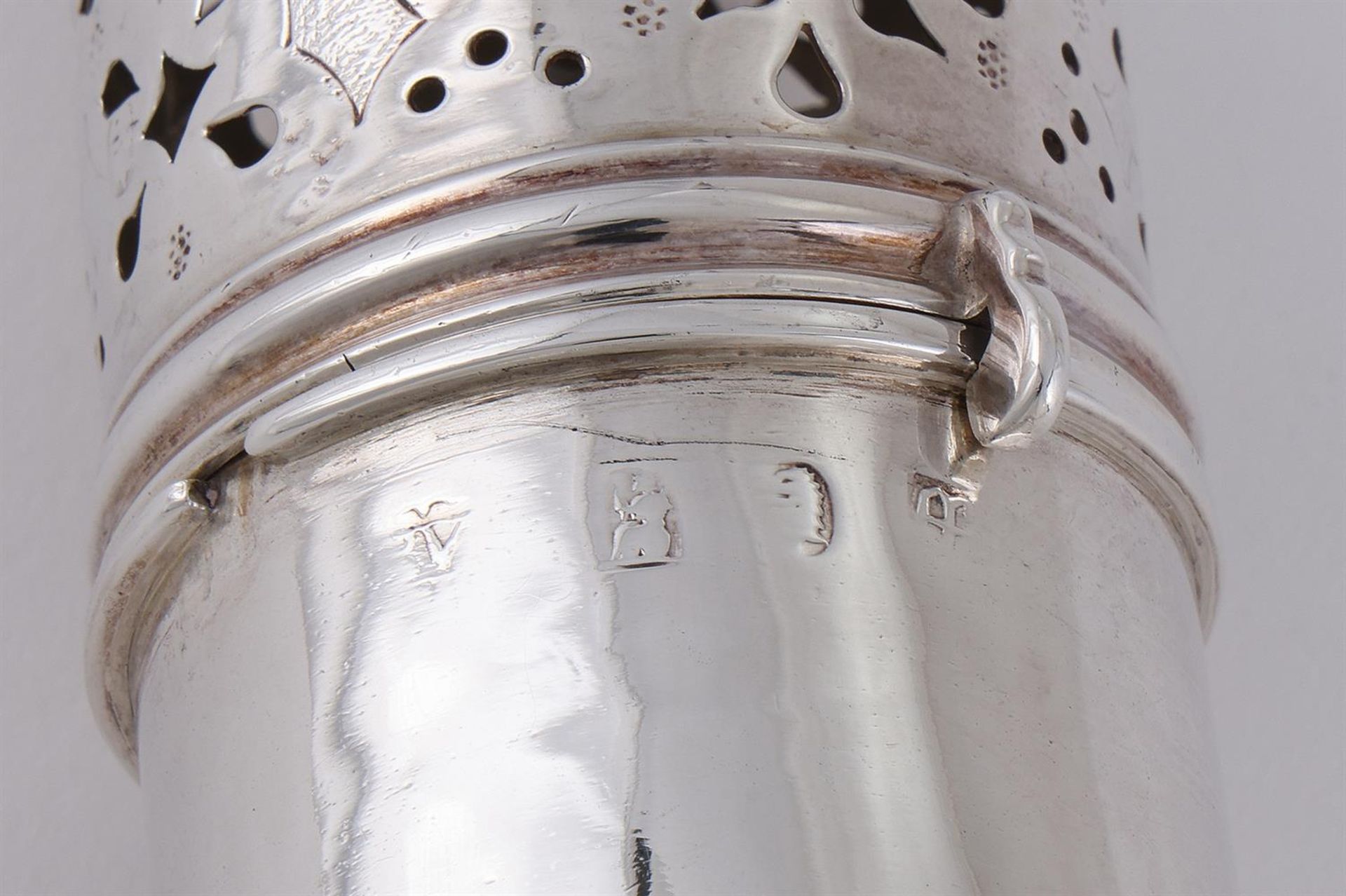 A WILLIAM III SILVER BRITANNIA STANDARD LIGHTHOUSE CASTER - Image 3 of 3