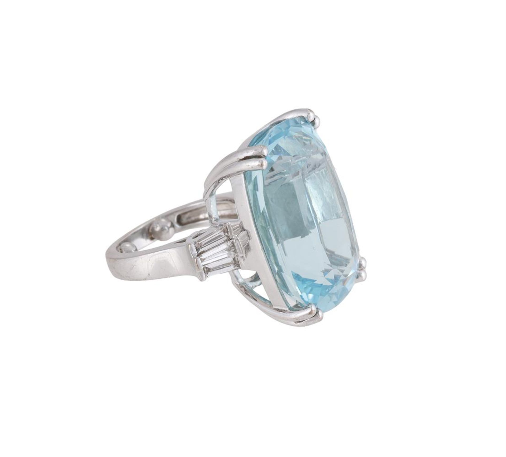 AN AQUAMARINE AND DIAMOND DRESS RING - Image 2 of 2