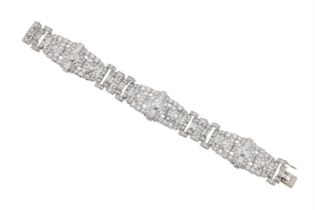 A MID 20TH CENTURY DIAMOND BRACELET