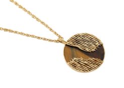 KUTCHINSKY, AN 18 CARAT GOLD AND TIGER'S EYE PENDANT ON CHAIN, LONDON 1972