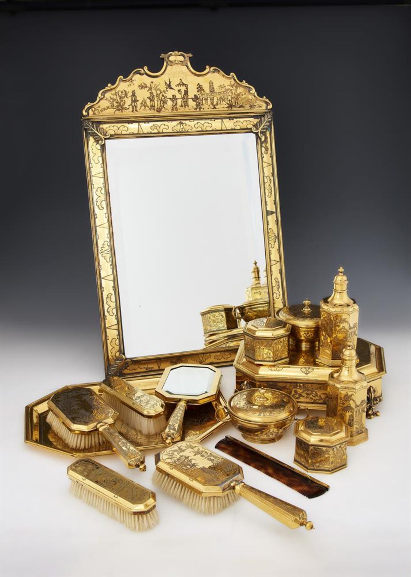 Y A CASED SILVER GILT TOILET SET