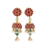 A PAIR OF INDIAN RED STONE, PEARL AND EMERALD KARAN-PHUL EAR PENDANTS