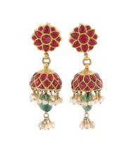 A PAIR OF INDIAN RED STONE, PEARL AND EMERALD KARAN-PHUL EAR PENDANTS
