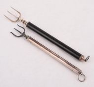A VICTORIAN SILVER TELESCOPIC TOASTING FORK