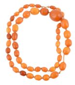 A GRADUATED AMBER BEAD NECKLACE