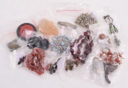 Y A COLLECTION OF VARIOUS SILVER COLOURED AND COSTUME JEWELLERY ITEMS