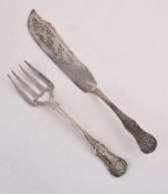 A PAIR OF VICTORIAN SILVER QUEEN'S PATTERN FISH SERVERS