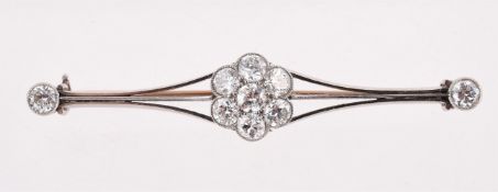 AN EARLY 20TH CENTURY DIAMOND CLUSTER BROOCH