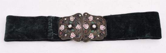A CONTINENTAL SILVER COLOURED FILIGREE AND ENAMEL BELT BUCKLE