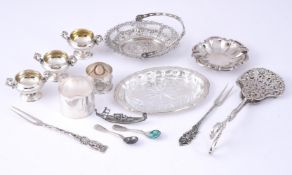 A COLLECTION OF SILVER COLOURED ITEMS