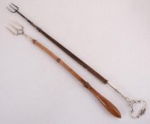 AN EDWARDIAN SILVER TOASTING FORK
