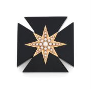 A VICTORIAN ONYX AND SEED PEARL MALTESE CROSS BROOCH, CIRCA 1880