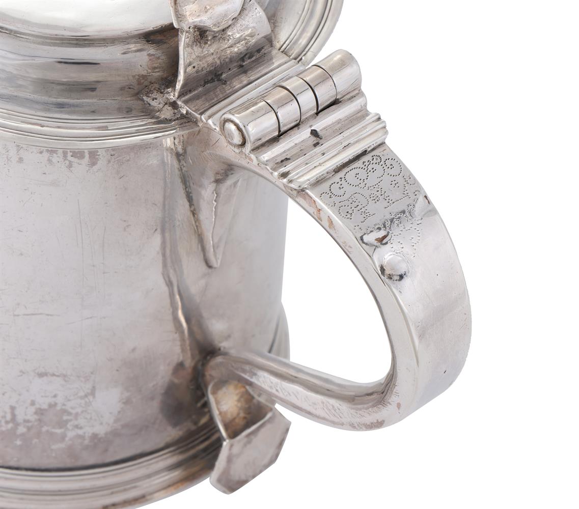 A WILLIAM III SILVER TANKARD, JOHN SUTTON, LONDON 1700 - Image 4 of 4