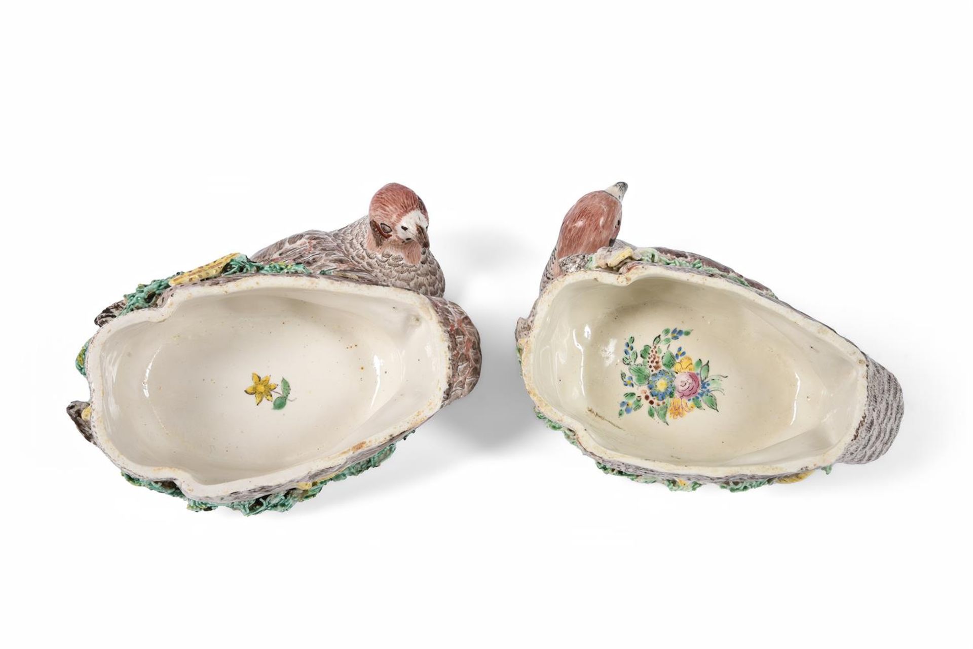 TWO SIMILAR DERBY PORCELAIN TUREENS AND COVERS NATURALISTICALLY MODELLED AS NESTING PARTRIDGES - Bild 3 aus 3