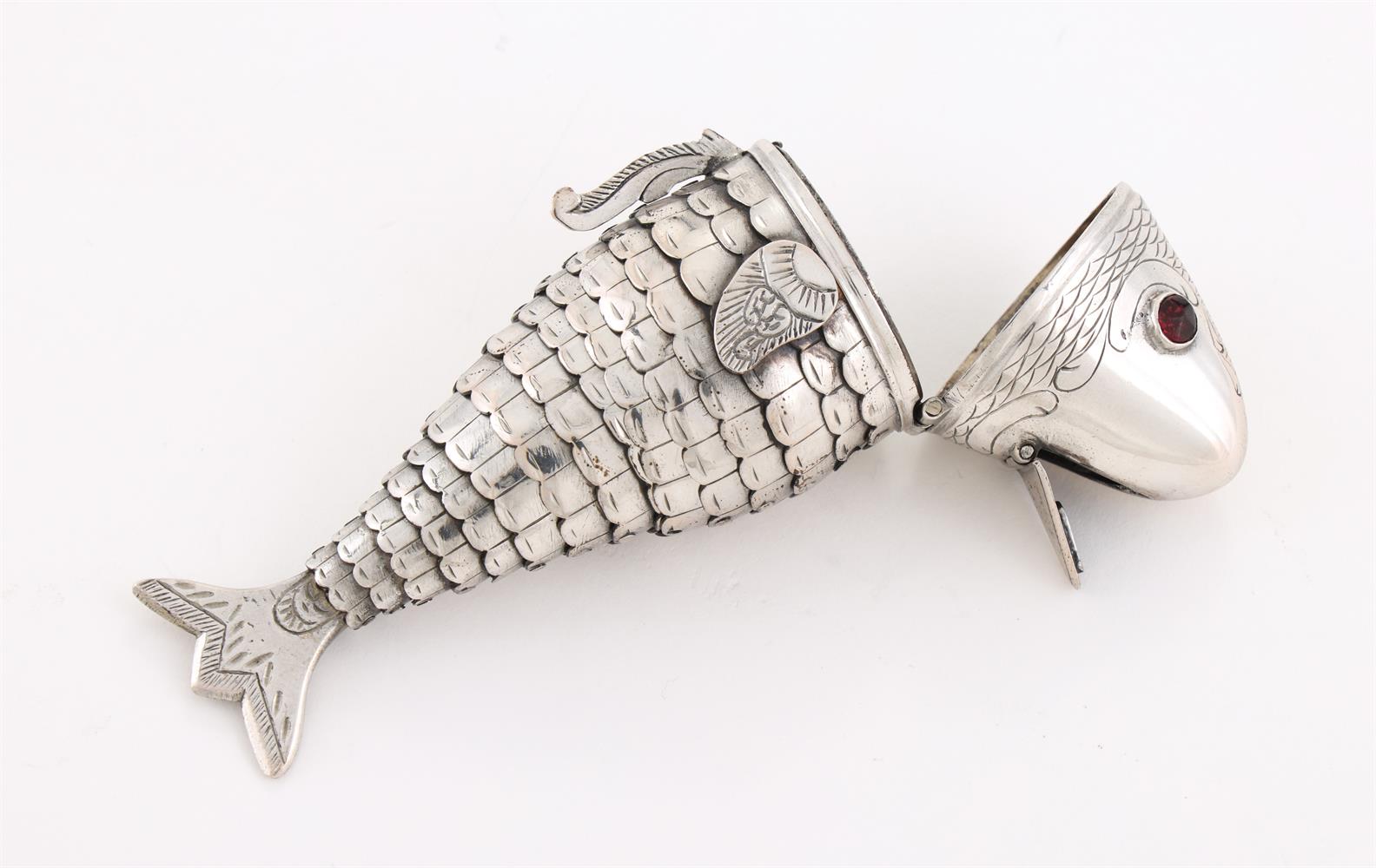 A SILVER COLOURED ARTICULATED FISH BOX, UNMARKED, 20TH CENTURY - Bild 2 aus 2