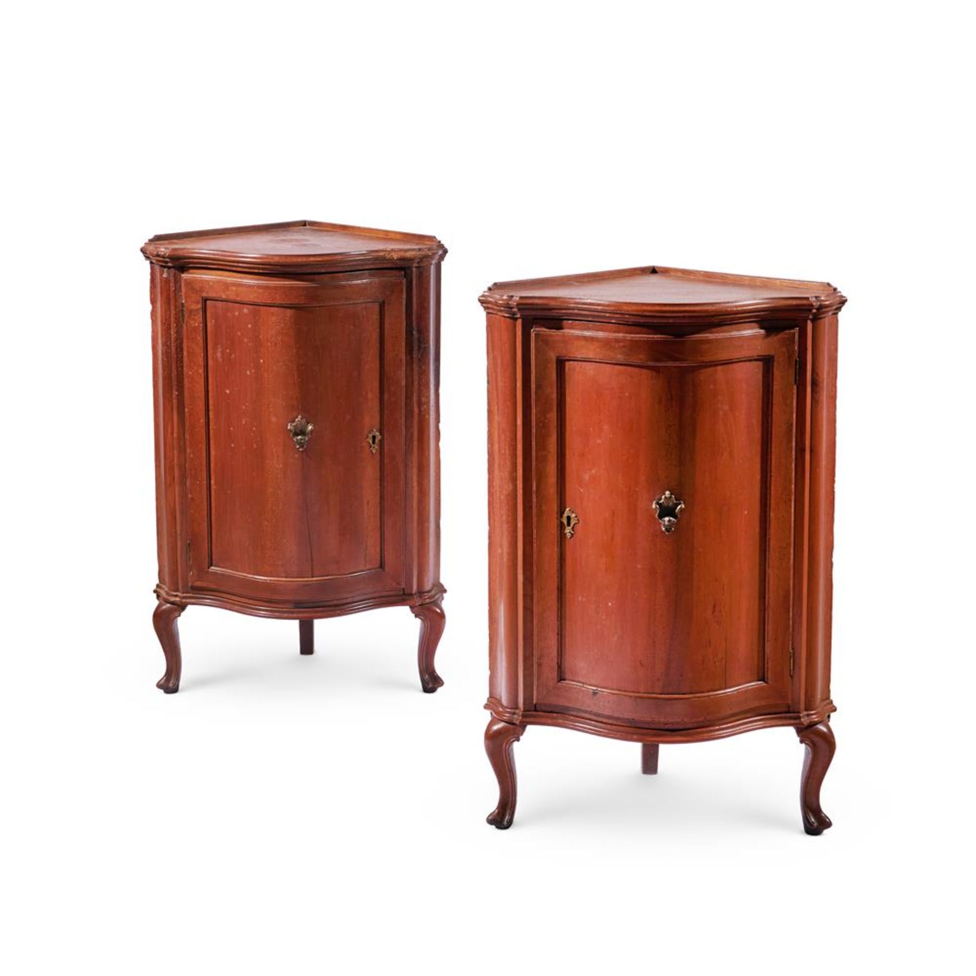 A PAIR OF ITALIAN WALNUT CORNER CUPBOARDS, PROBABLY VENETIAN - Bild 2 aus 4