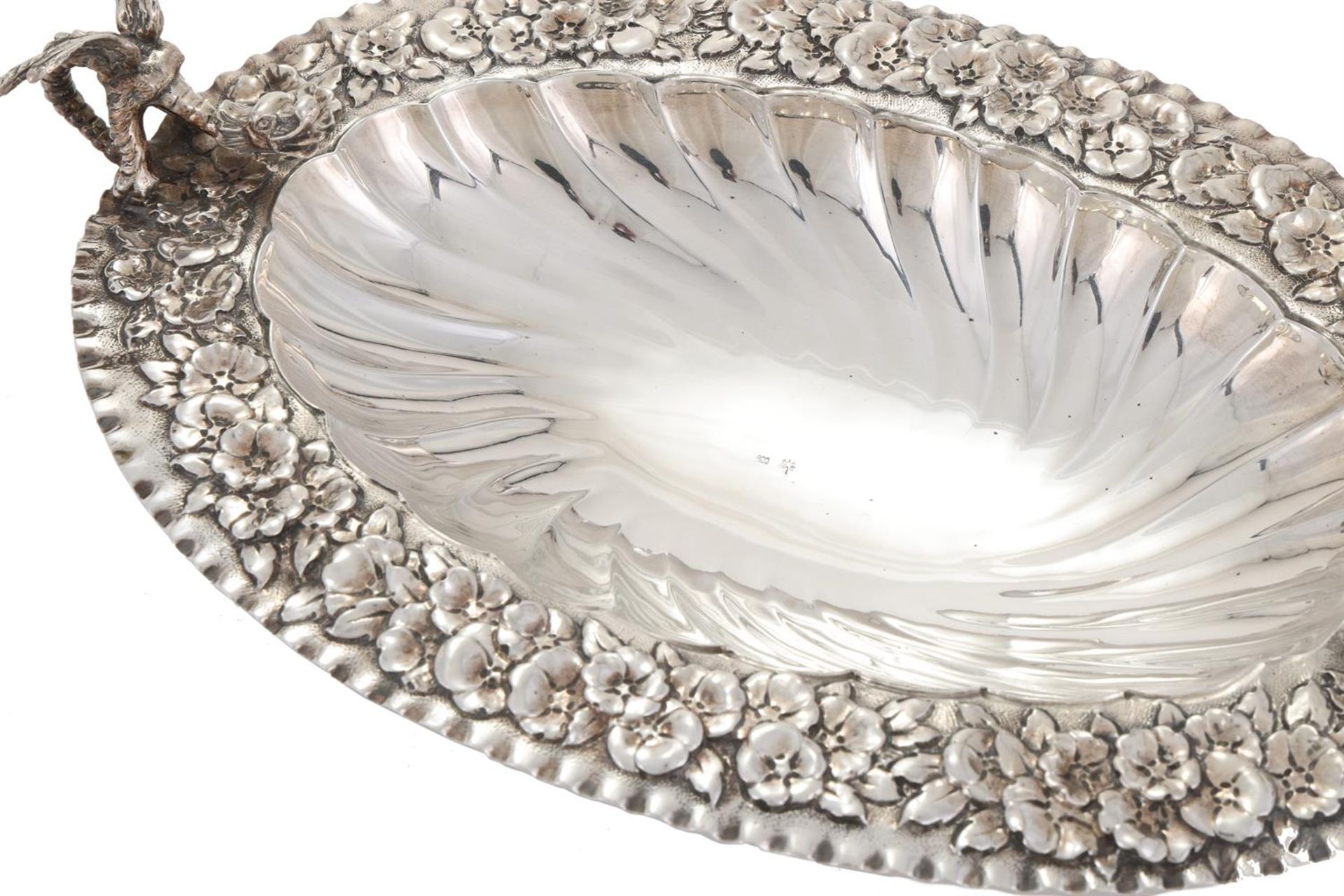 A CONTINENTAL SILVER COLOURED TWIN HANDLED OVAL BREAD BASKET, STAMPED 800 - Image 4 of 5