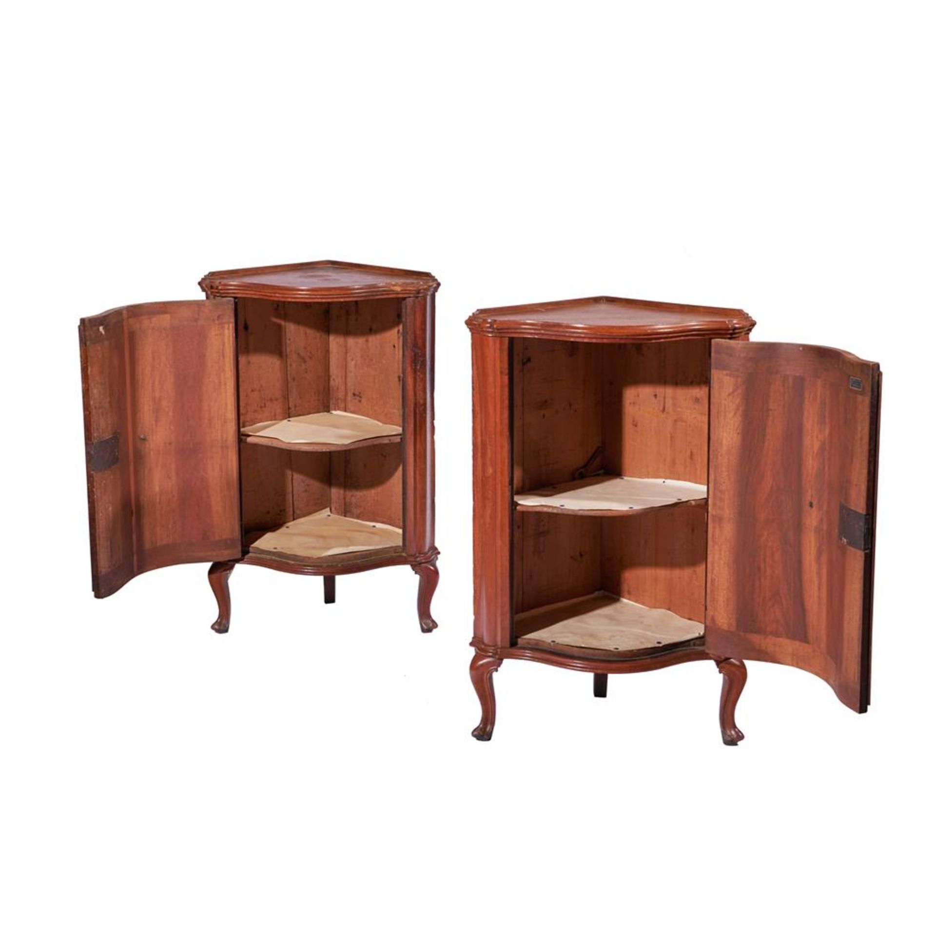 A PAIR OF ITALIAN WALNUT CORNER CUPBOARDS, PROBABLY VENETIAN - Bild 3 aus 4