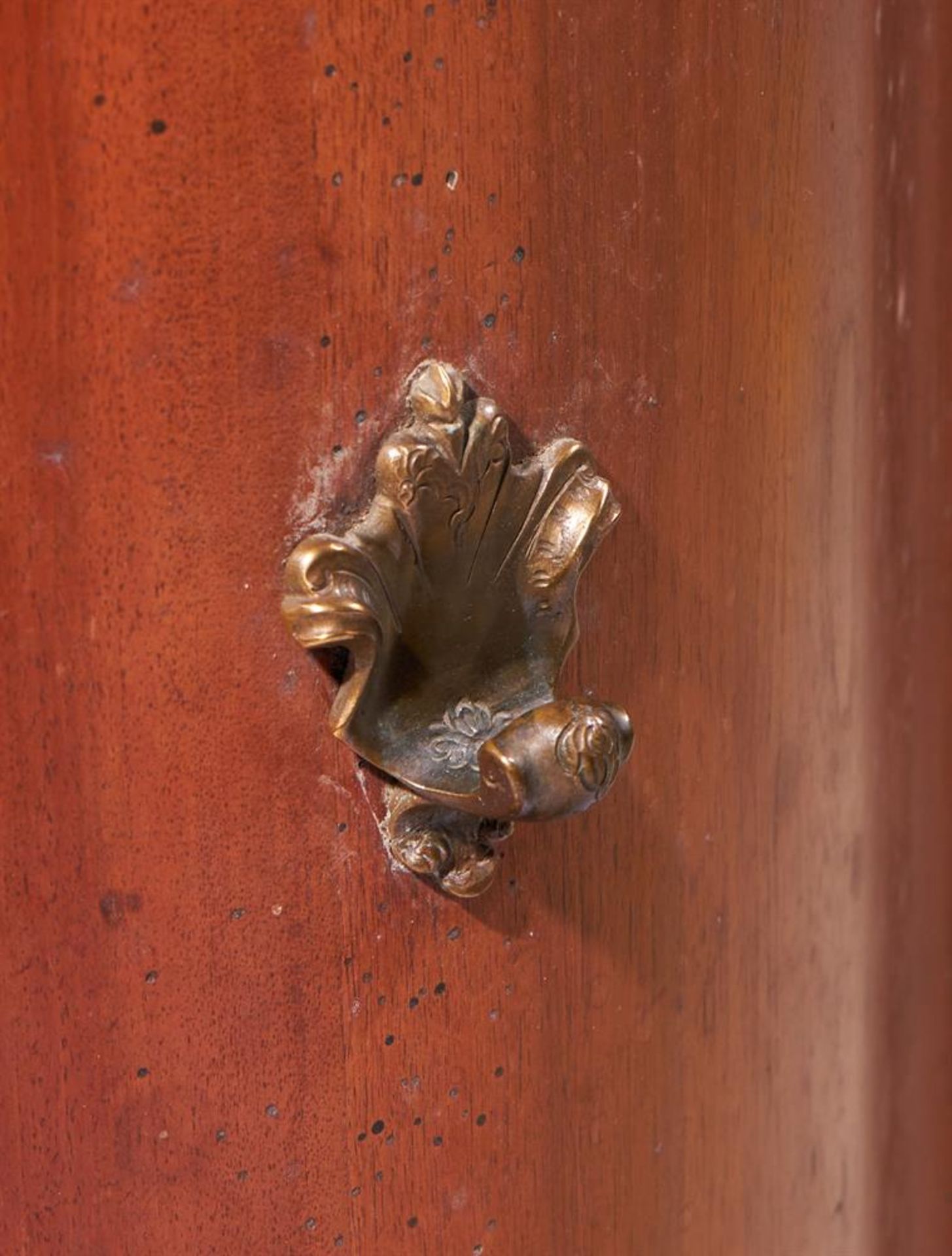 A PAIR OF ITALIAN WALNUT CORNER CUPBOARDS, PROBABLY VENETIAN - Bild 4 aus 4