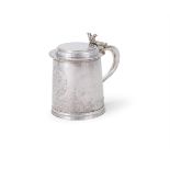 A WILLIAM III SILVER TANKARD, JOHN SUTTON, LONDON 1700