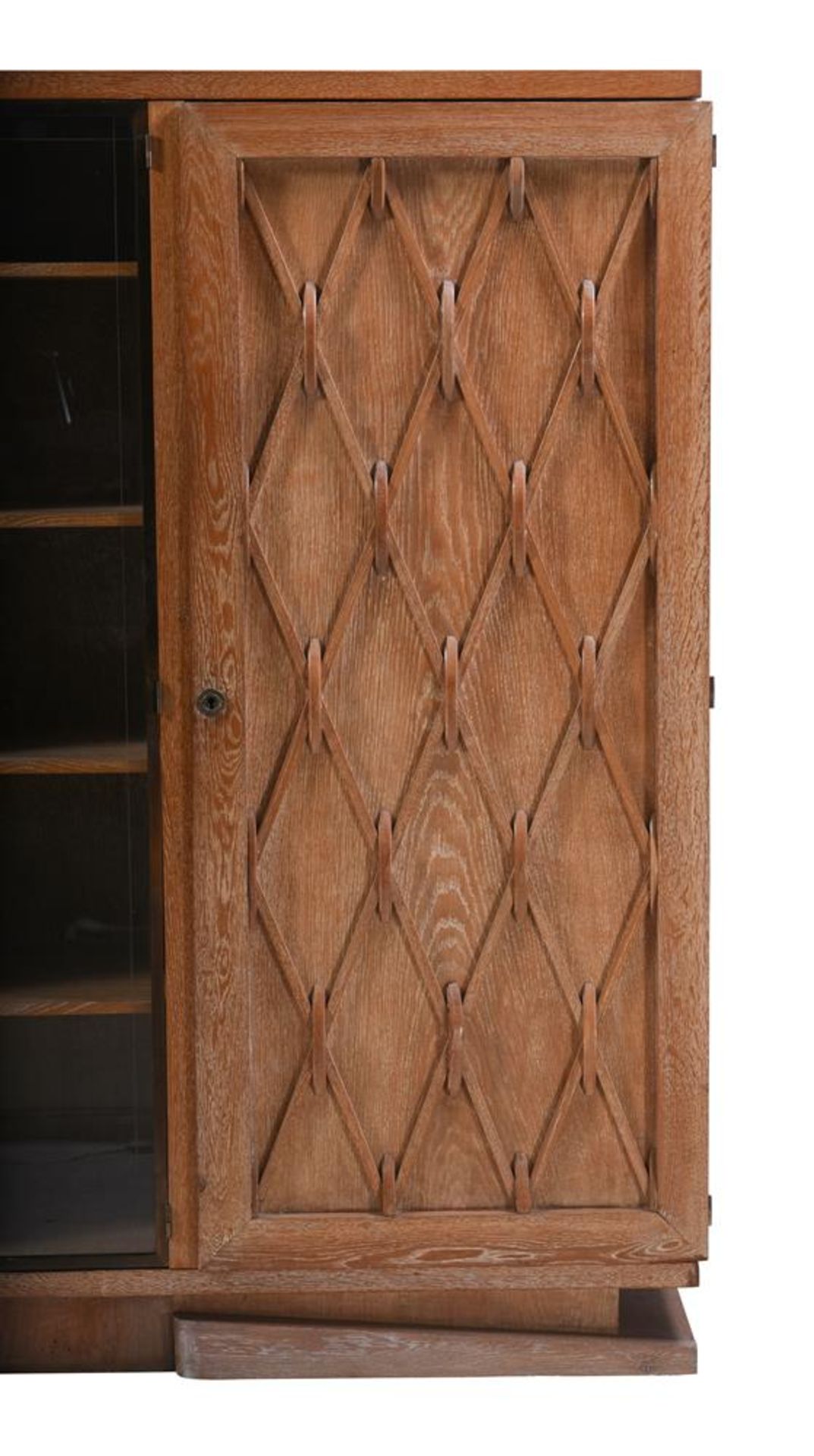 A FRENCH LIMED OAK SIDE CABINET, CIRCA 1940 - Bild 2 aus 3