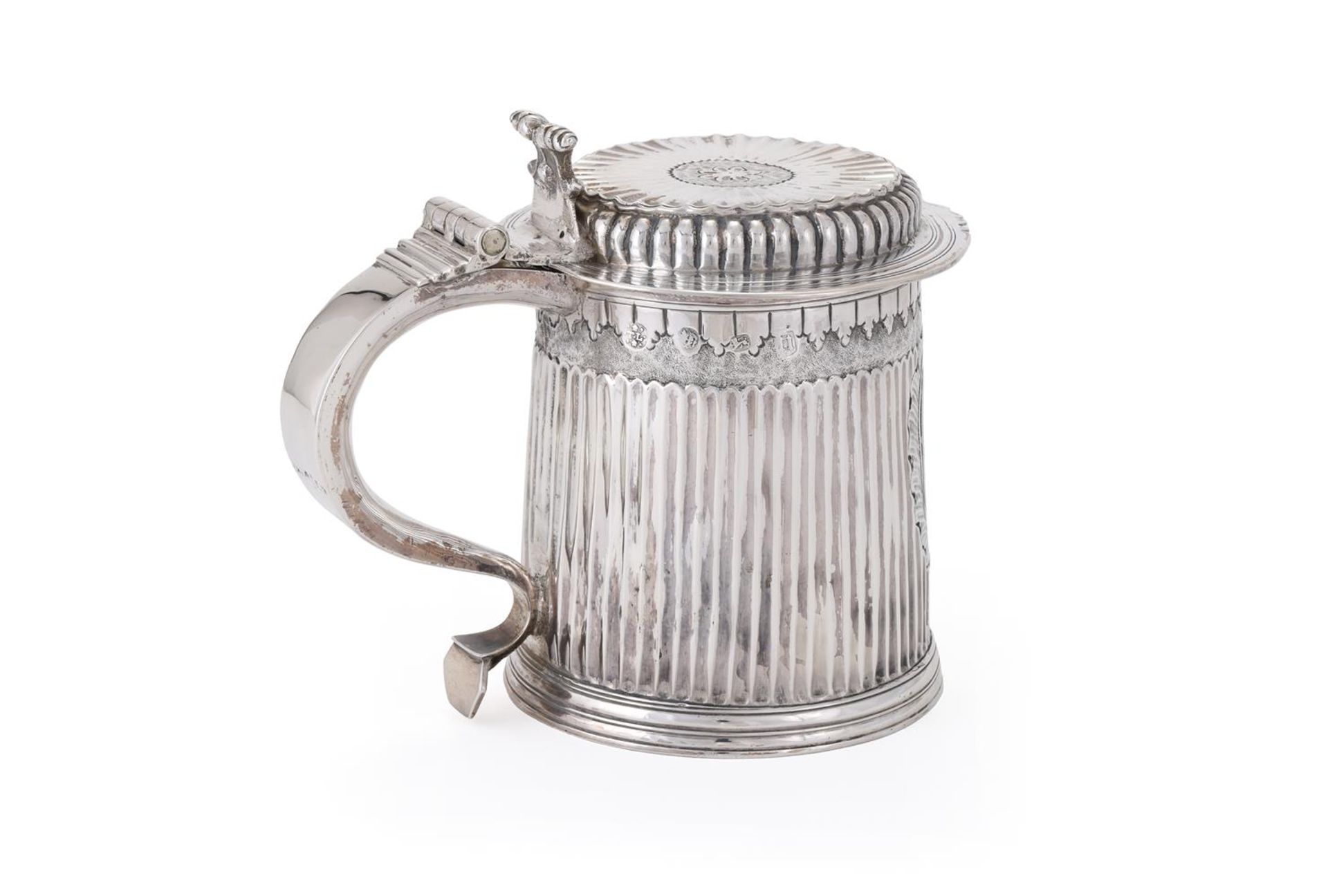 A 17TH CENTURY SILVER TANKARD, TIMOTHY LEY, LONDON, CIRCA 1690 - Bild 3 aus 3