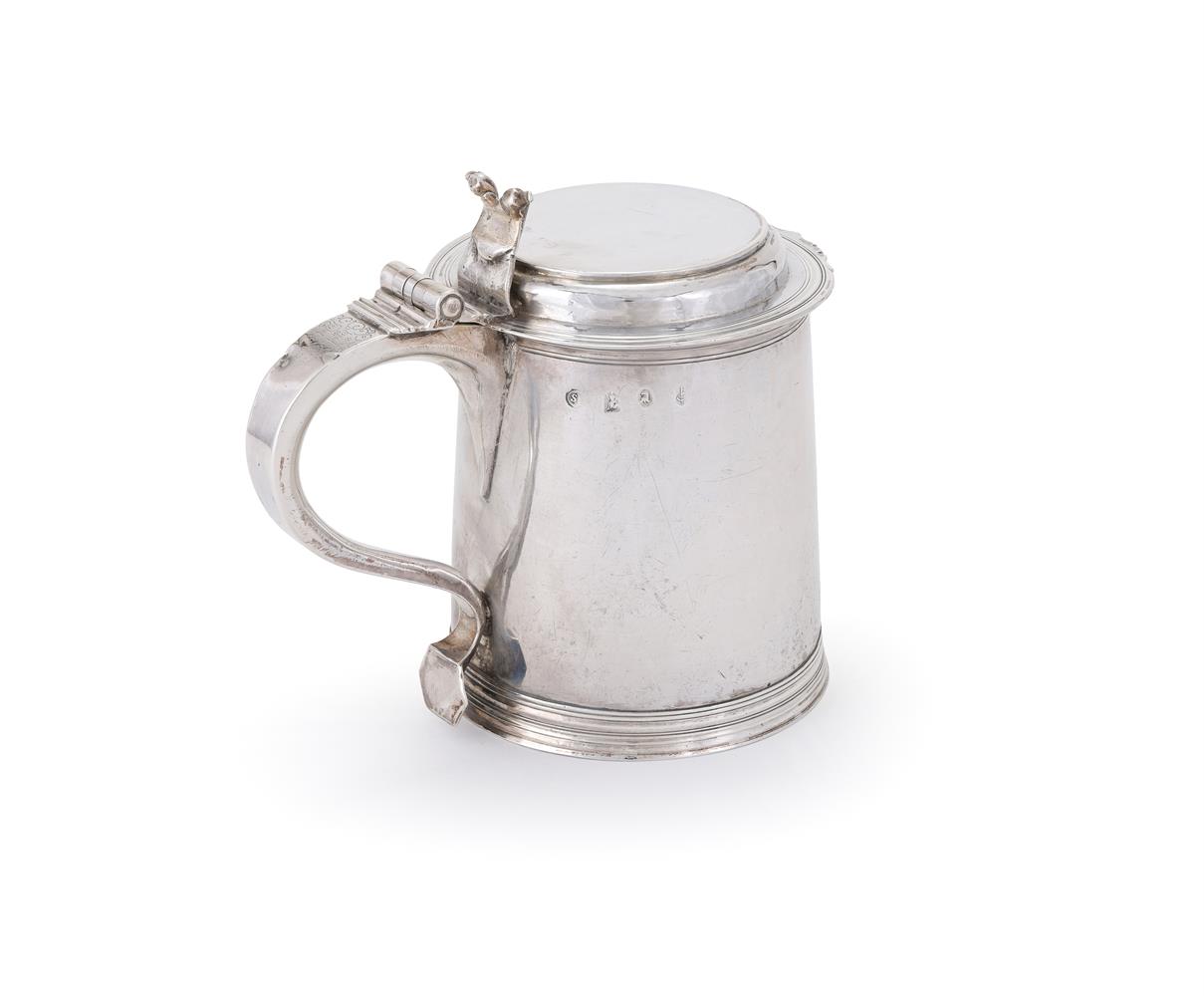 A WILLIAM III SILVER TANKARD, JOHN SUTTON, LONDON 1700 - Image 3 of 4