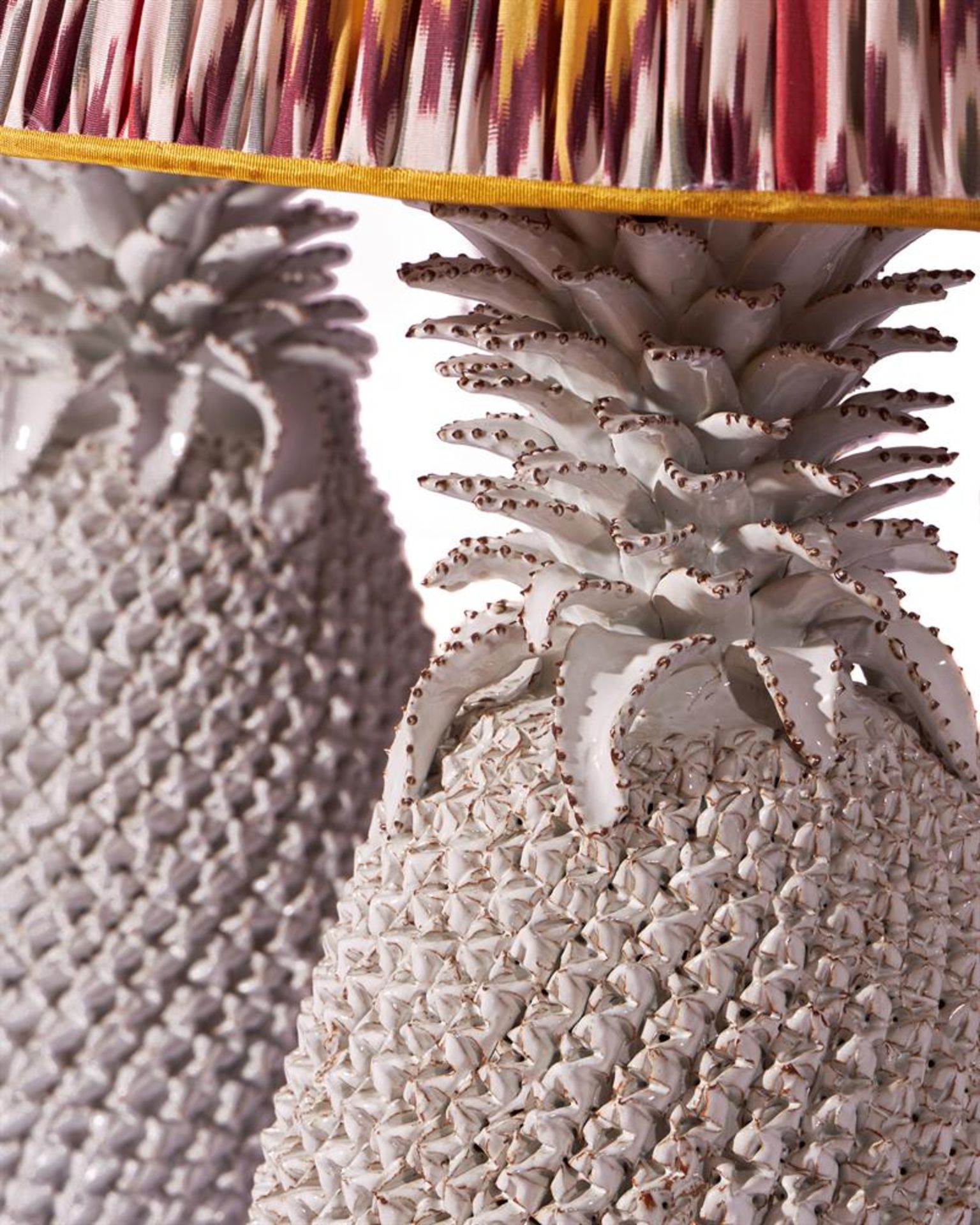 A PAIR OF WHITE CERAMIC PINEAPPLE LAMPS, MODERN - Bild 2 aus 3