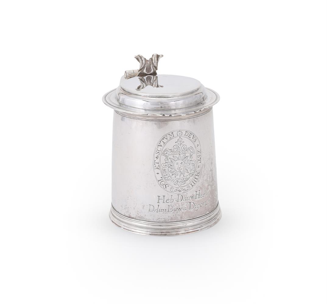 A WILLIAM III SILVER TANKARD, JOHN SUTTON, LONDON 1700 - Image 2 of 4