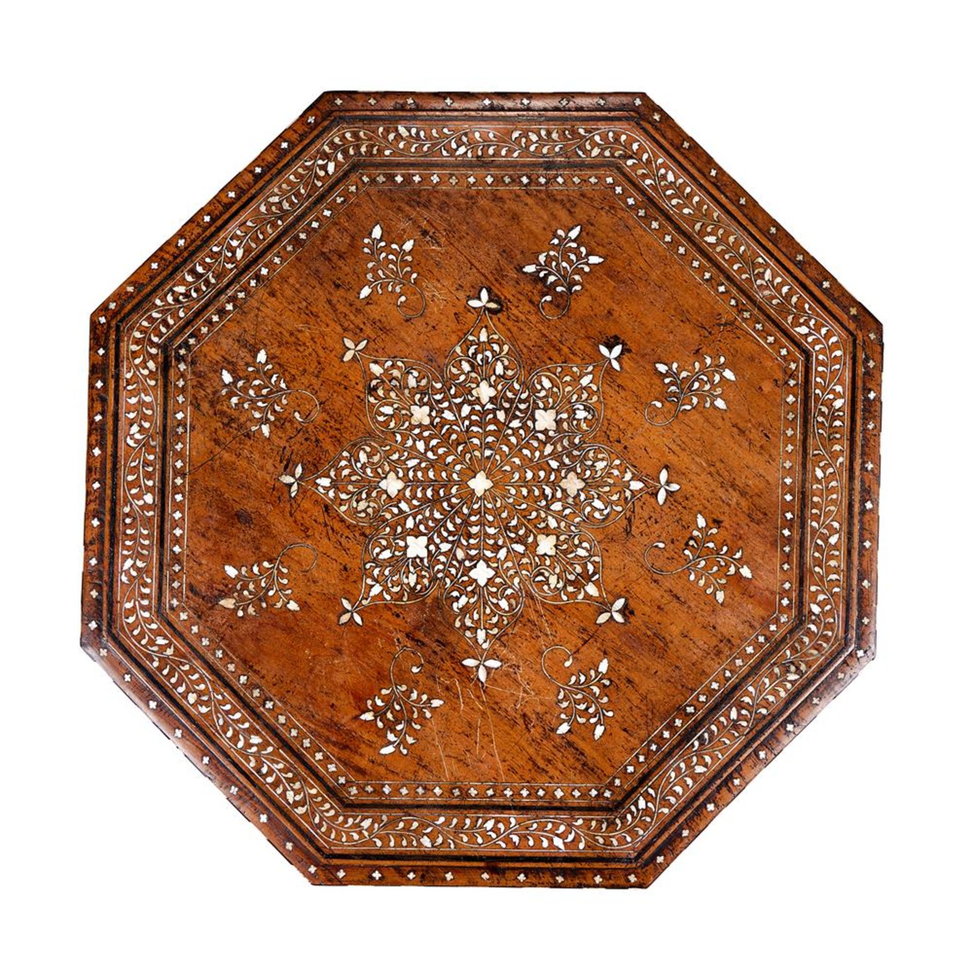 Y AN INDIAN CAMEL BONE AND IVORY INLAID OCTAGONAL TABLE HOSHIARPUR - Bild 2 aus 2