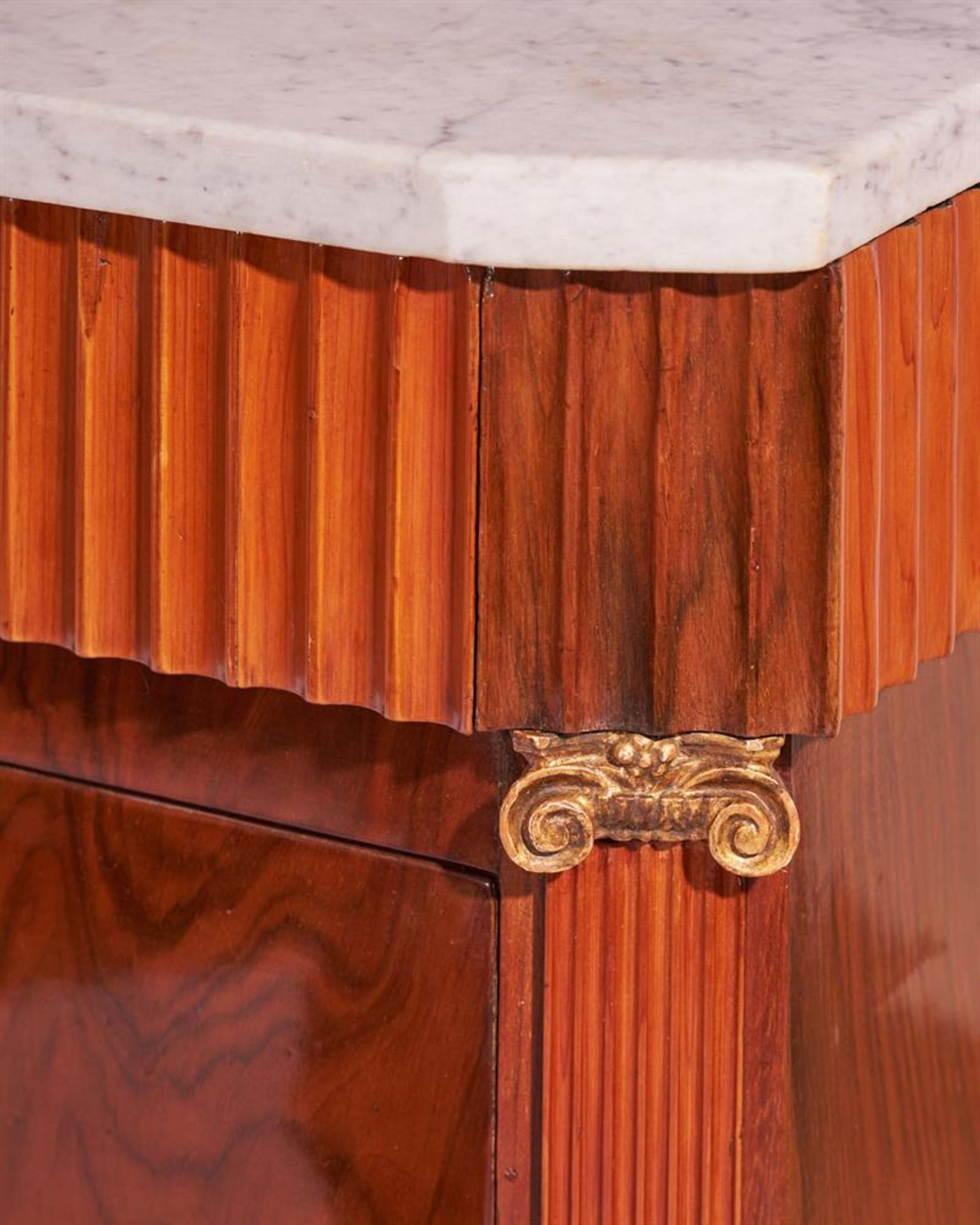 A PAIR OF ITALIAN PARCEL GILT, FRUITWOOD AND WALNUT BEDSIDE CHESTS - Image 3 of 5