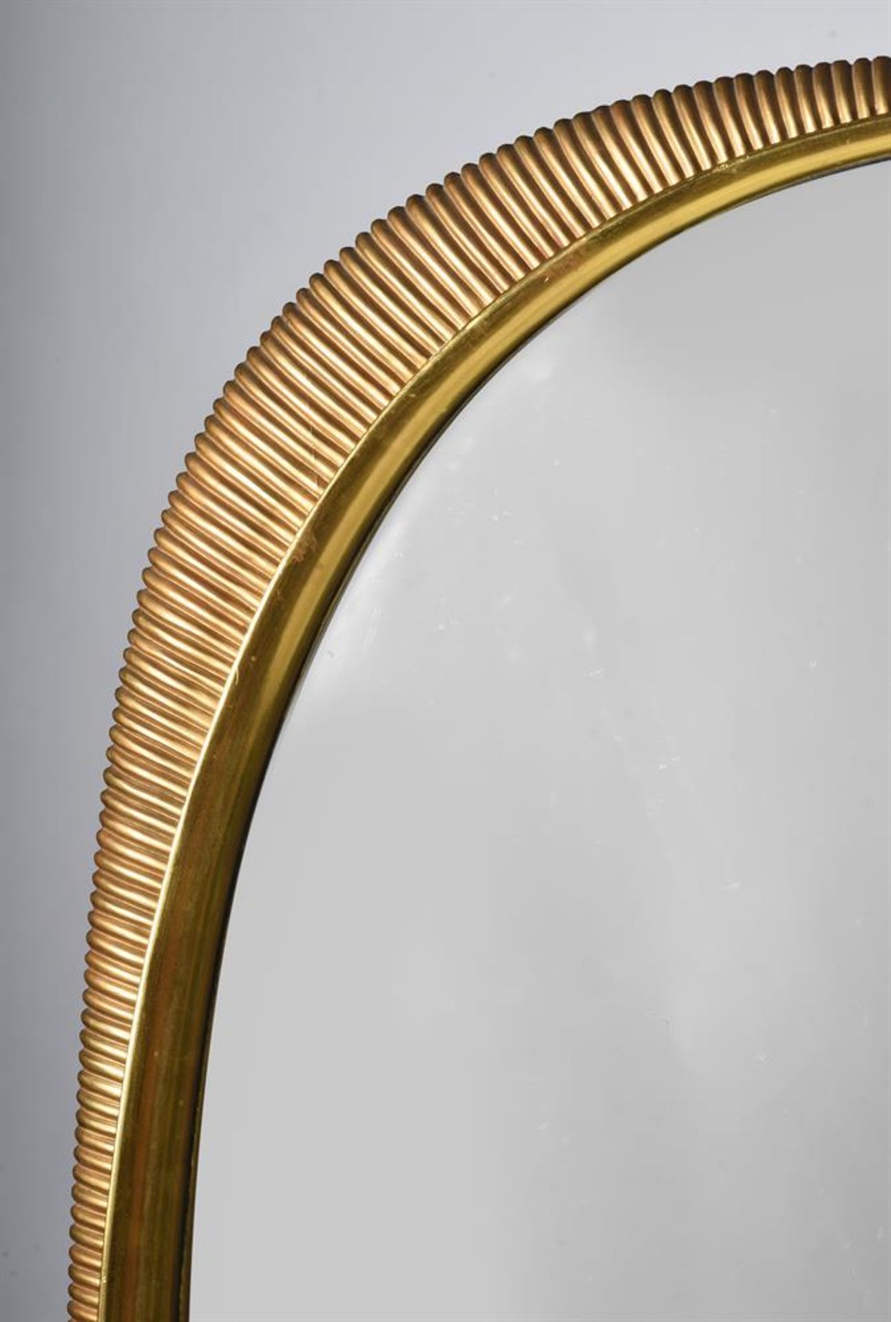 A GILTWOOD MIRROR ATTRIBUTED TO OSVALDO BORSANI (1911-1985) - Image 2 of 3