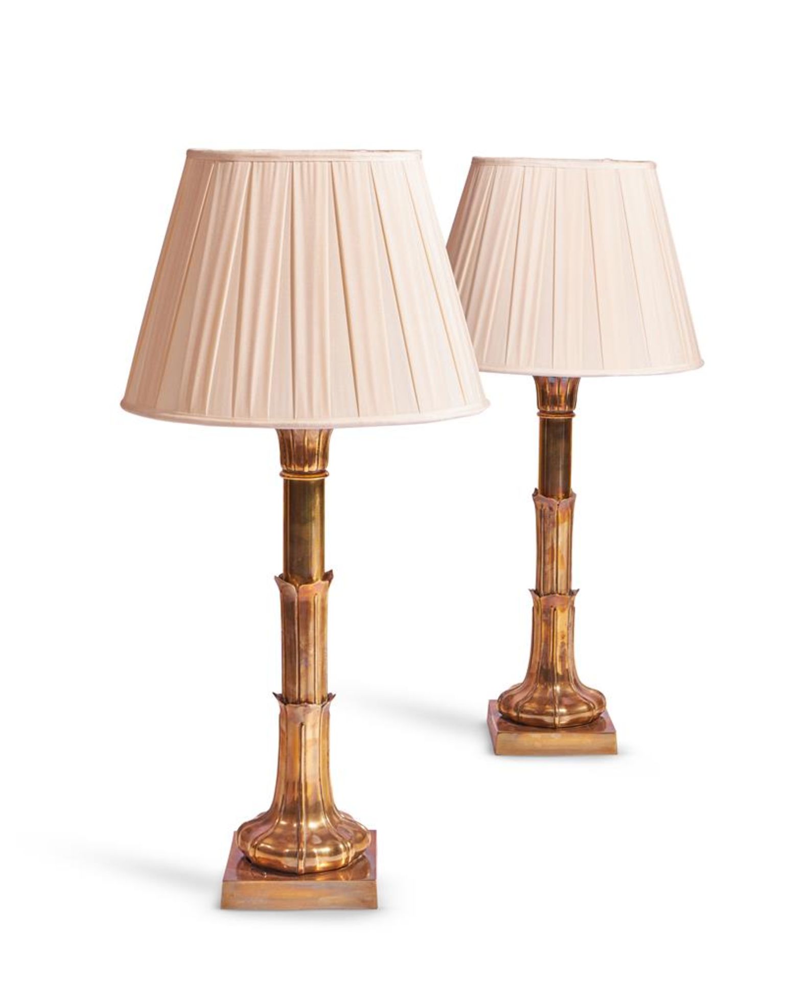 A PAIR OF WILLIAM IV STYLE GILT BRASS LAMPS, MODERN