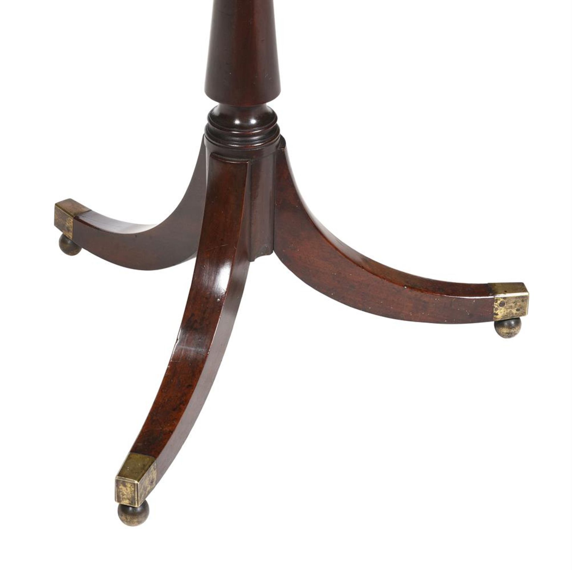 AN UNUSUAL GEORGE III MAHOGANY AND BRASS MOUNTED READING OR OCCASIONAL TABLE, CIRCA 1800 - Image 3 of 4