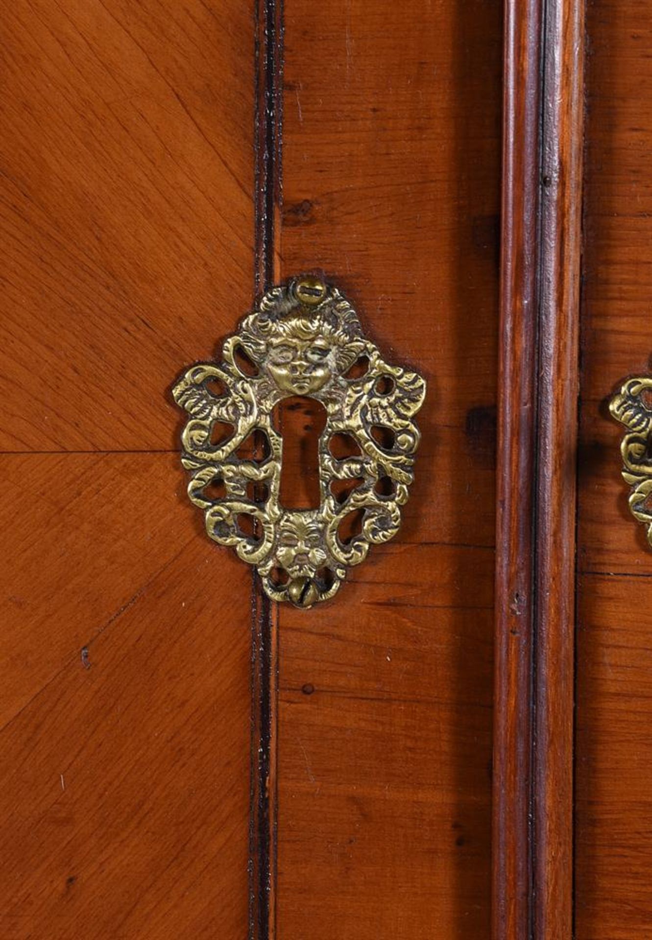 AN UNUSUAL YEW WOOD CABINET ON CHEST, 18TH CENTURY - Image 5 of 7