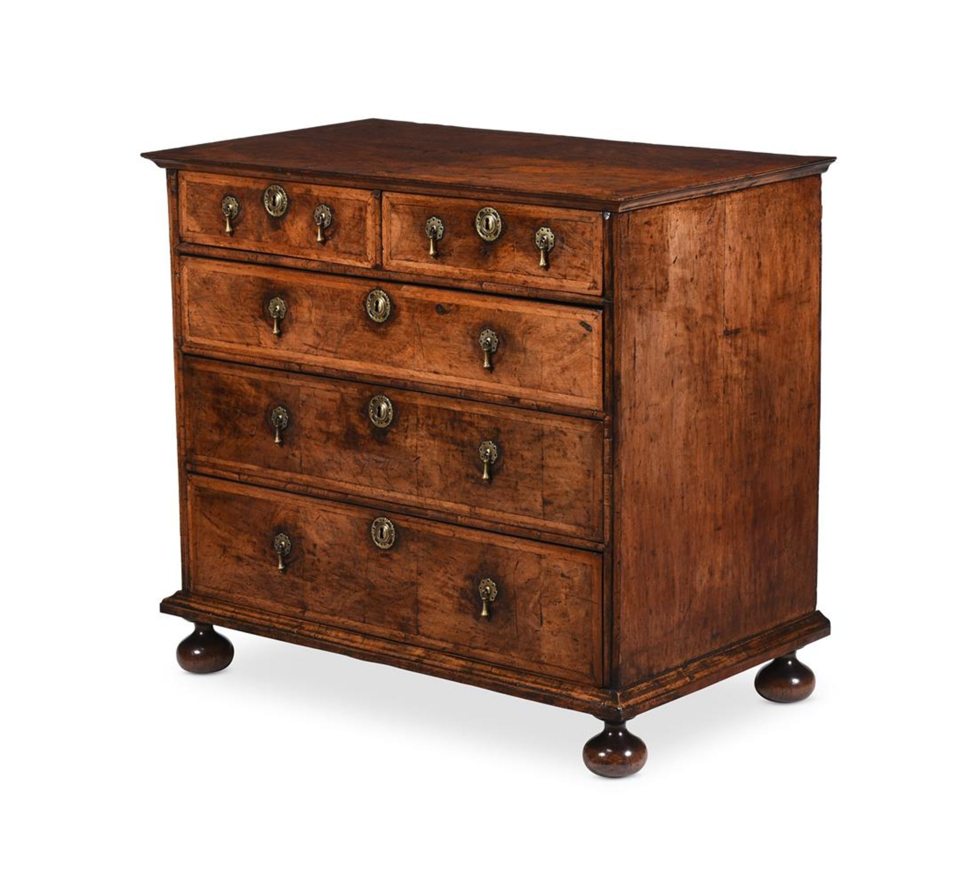 A WILLIAM & MARY FIGURED WALNUT AND FEATHERBANDED CHEST OF DRAWERS, CIRCA 1700 - Bild 2 aus 4