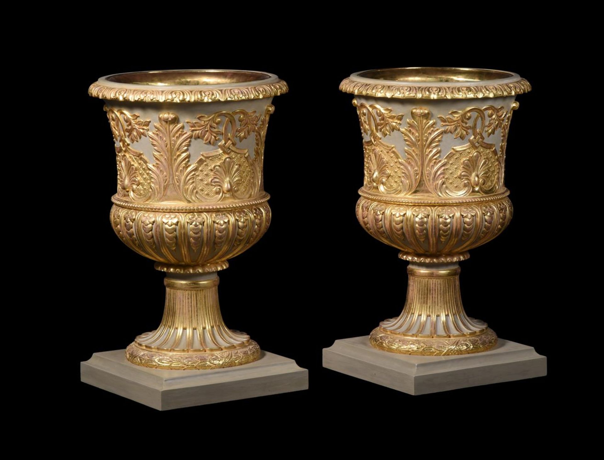 A SET OF FOUR CARVED WOOD, GESSO AND PARCEL GILT URNS, IN THE MANNER OF WILLIAM KENT - Bild 2 aus 6