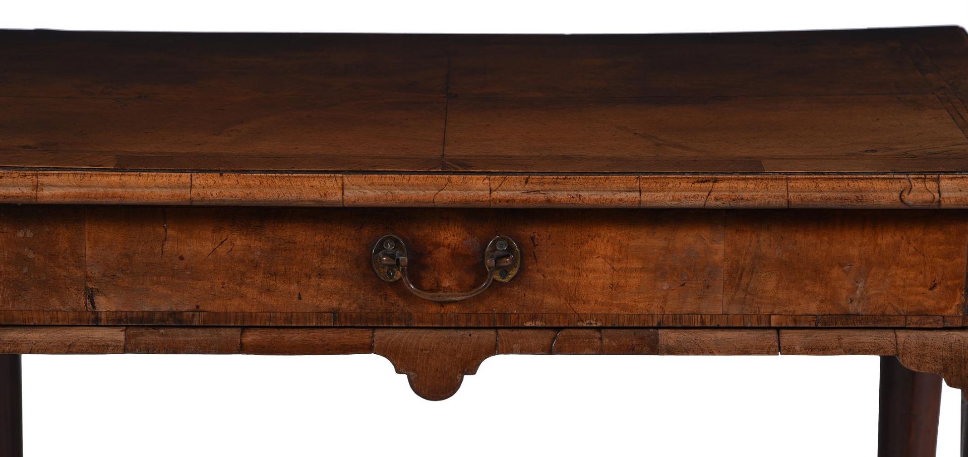A GEORGE II WALNUT, CROSSBANDED AND FEATHERBANDED SIDE TABLE, CIRCA 1730 - Bild 3 aus 6