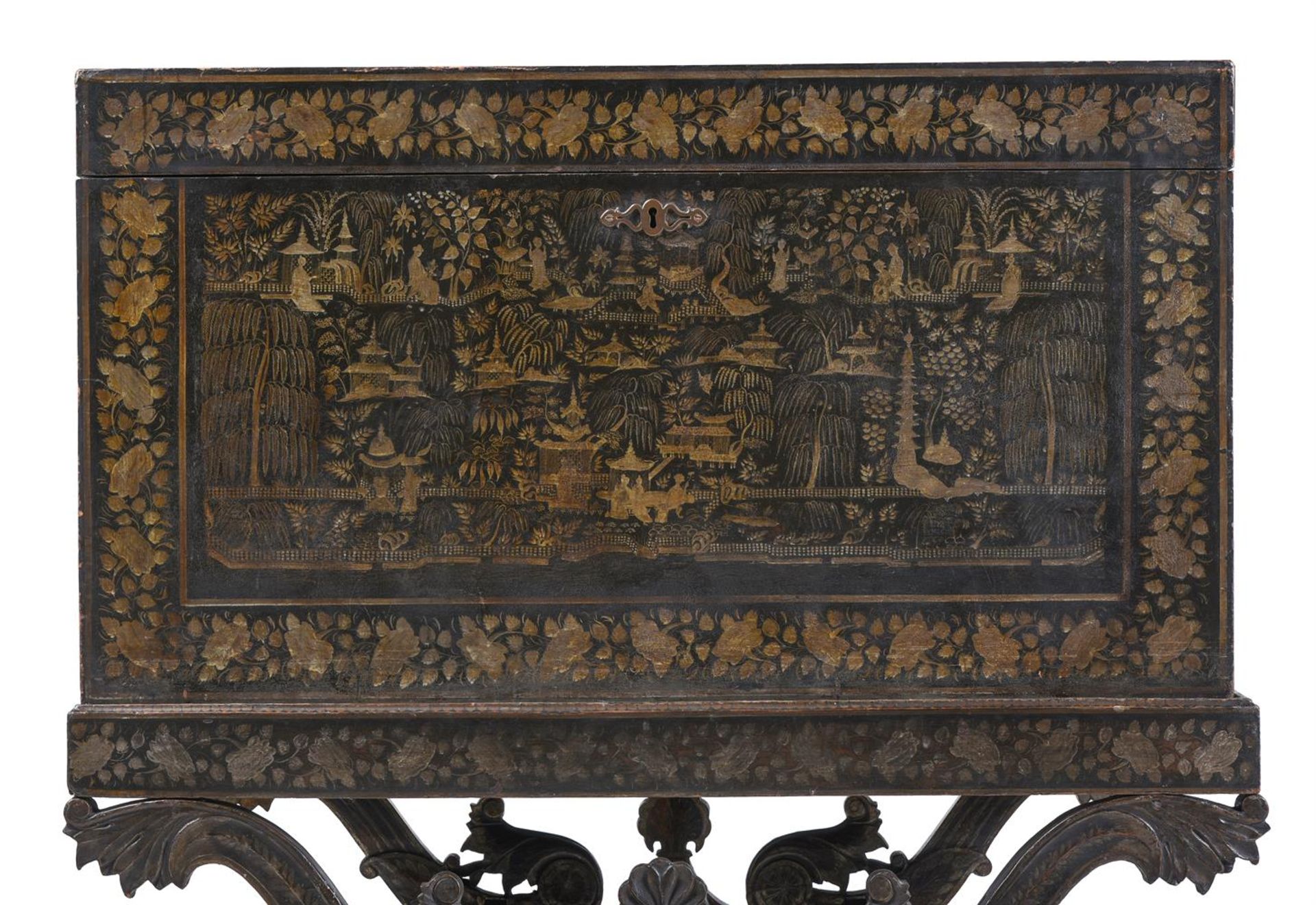 AN ANGLO-INDIAN BLACK LACQUER AND GILT CHINOISERIE DECORATED CHEST ON CARVED STAND, 19TH CENTURY - Bild 2 aus 6