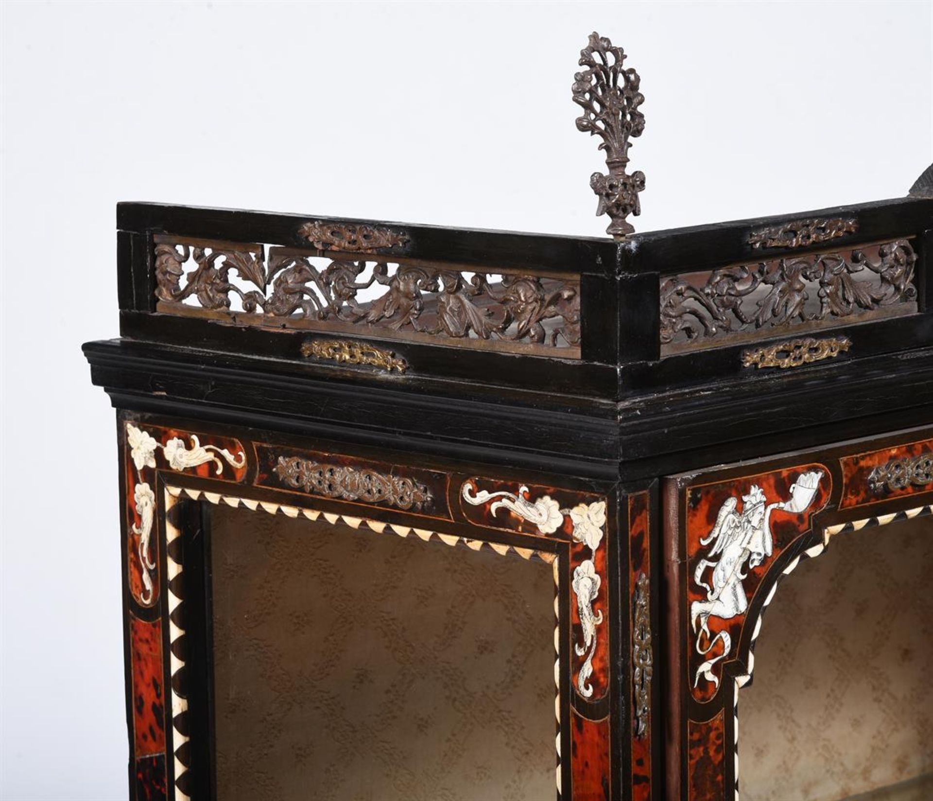 Y A CONTINENTAL TORTOISESHELL, EBONISED AND MARQUETRY CABINET, PROBABLY DUTCH OR FLEMISH - Bild 4 aus 4